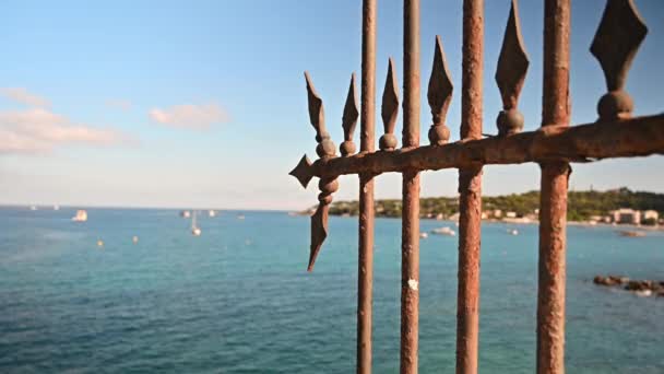 Vista Uma Cerca Enferrujada Costa Mar Mediterrâneo Antibes França — Vídeo de Stock