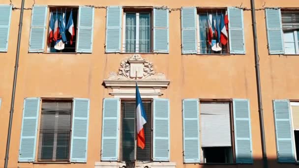 Старое Традиционное Здание Флагами Фасаде Антибе Франция — стоковое видео