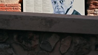 ANTIBES, FRANCE - 30 AĞUSTOS 2021: Duvarda Picasso Müzesi posteri
