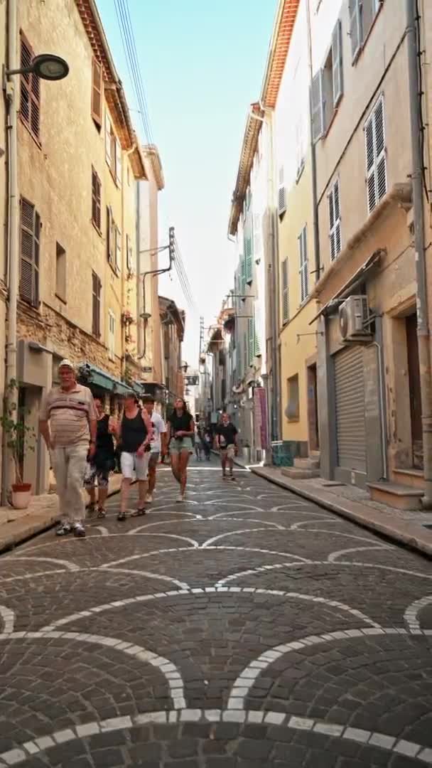 Antibes Frankreich August 2021 Straßenbild Der Stadt Traditionelle Gebäude Menschen — Stockvideo