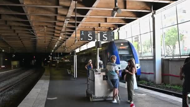 Antibes France Août 2021 Vue Gare Avec Personnes Train Marche — Video