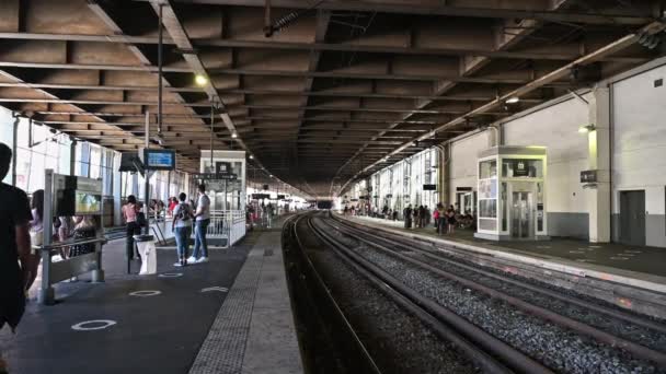 Antibes Francia Agosto 2021 Vista Estación Tren Con Varias Personas — Vídeos de Stock