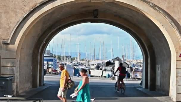 Antibes Frankreich August 2021 Straßenbild Der Stadt Gehende Menschen Und — Stockvideo