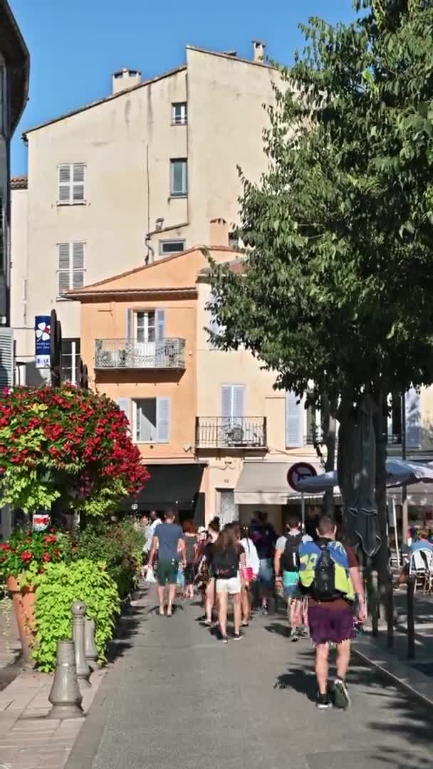 Antibes France August 2021 Street Scape Town 传统建筑 绿地和咖啡馆 纵向观点 — 图库视频影像