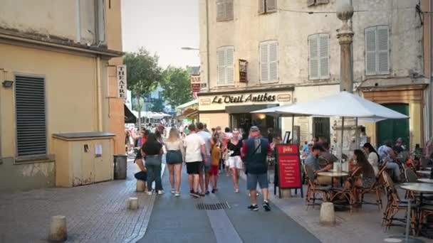 Antibes Frankrijk August 2021 Straatbeeld Van Stad Traditionele Gebouwen Wandelende — Stockvideo