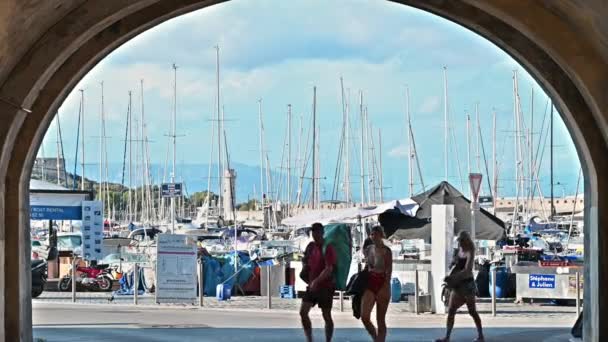 Antibes France 2018 도시의 사람들을 바닷가 근처에서 — 비디오