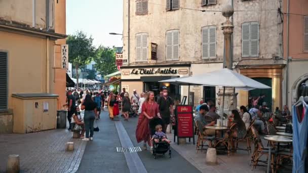 Antibes Frankreich August 2021 Straßenbild Der Stadt Traditionelle Gebäude Spaziergänger — Stockvideo