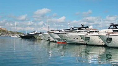 ANTIBES, FRANCE - 30 AĞUSTOS 2021: Bağlı tekne ve yatlar, arka planda Fort Carre, yeşillik.