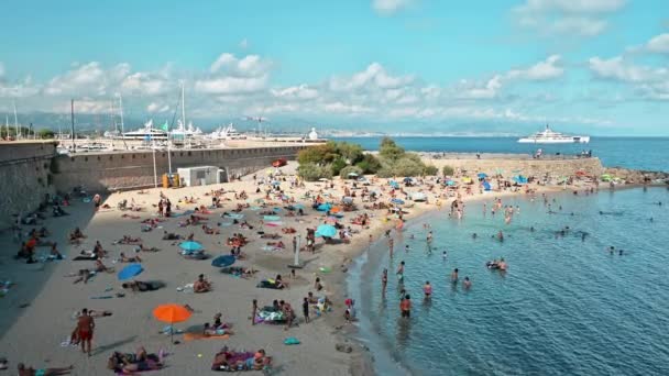 Antibes フランス 2021年8月30日 地中海沿岸の眺め 複数の休憩の人々とビーチ ヨット — ストック動画