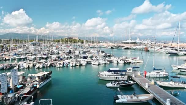 Antibes フランス 2021年8月30日 フランス アンティーブの海港の眺め 複数の係留ヨットを持つピアス 背景にケア砦 — ストック動画