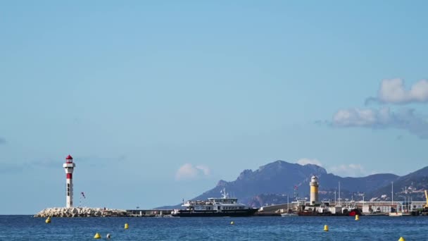 Uitzicht Zeehaven Cannes Frankrijk Vuurtoren Drijvende Boten Heuvels Achtergrond — Stockvideo