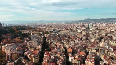 Barcelona şehrinin gündüz hava aracı görüntüsü. Montjuic bölgesi. İspanya