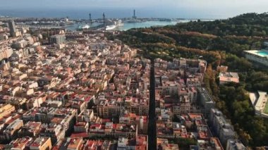 Barcelona şehrinin gündüz hava aracı görüntüsü. Montjuic bölgesi. İspanya