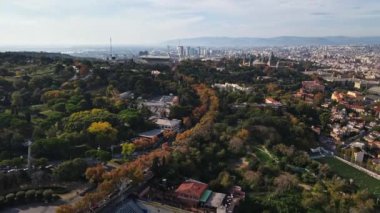 Barcelona şehrinin gündüz hava aracı görüntüsü. Montjuic bölgesi. İspanya