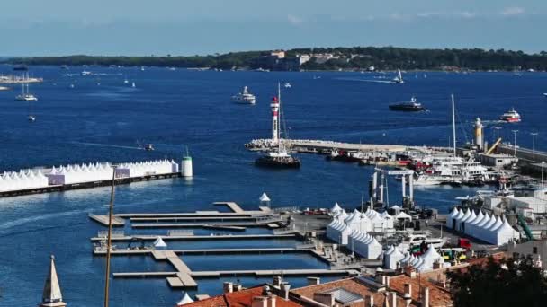 Uitzicht Zeehaven Van Cannes Frankrijk Aangemeerde Bewegende Jachten Groen Middellandse — Stockvideo