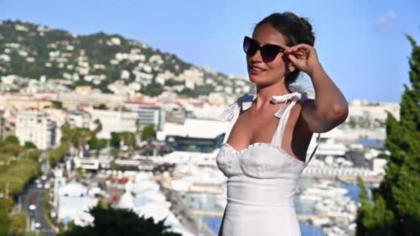 Blanke Lachende Vrouw Een Zonnebril Poserend Met Uitzicht Cannes Achtergrond — Stockvideo