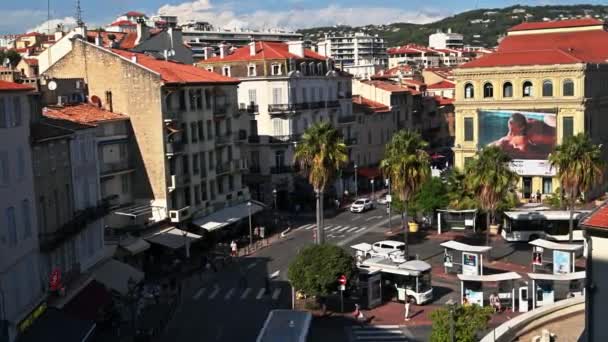 Cannes France Ağustos 2021 Otobüs Durakları Insanlar Geleneksel Binalar Yeşillik — Stok video