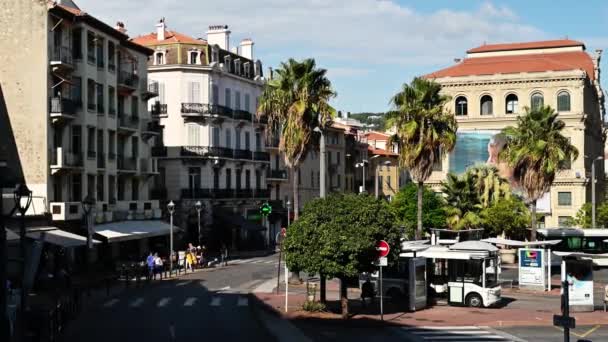 Cannes Frankrike Augusti 2021 Stadsbilden Busstationer Människor Traditionella Byggnader Grönska — Stockvideo