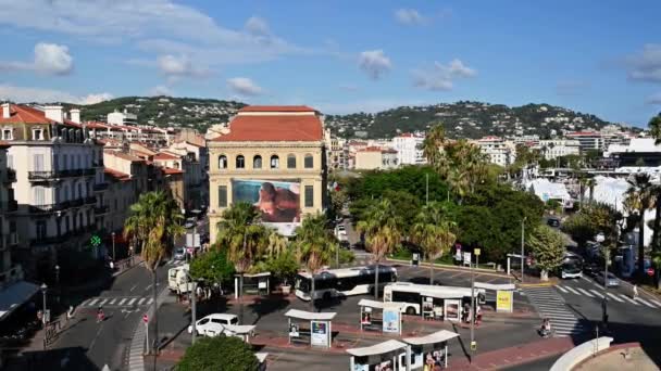 Cannes France Ağustos 2021 Otobüs Durakları Insanlar Geleneksel Binalar Yeşillik — Stok video