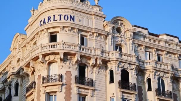 フランスのカンヌ 2021年8月31日 日没時のカールトンホテル — ストック動画