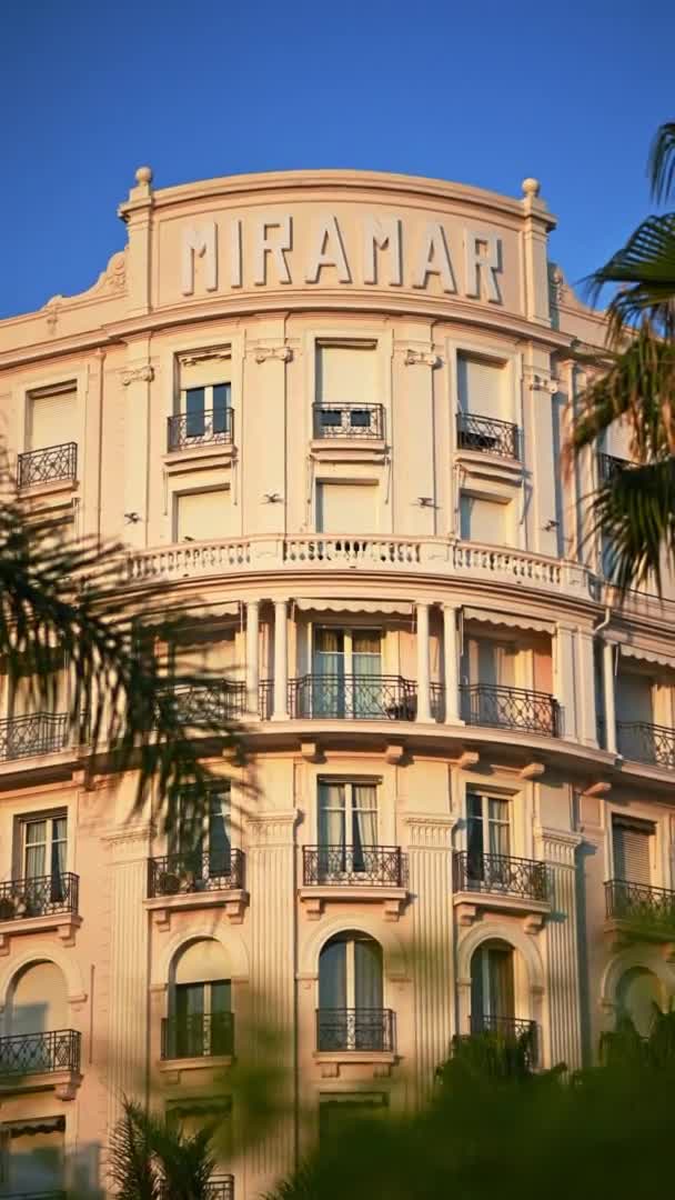 Cannes Frankrike Augusti 2021 Miramar Hotell Vid Solnedgången Vertikal Syn — Stockvideo