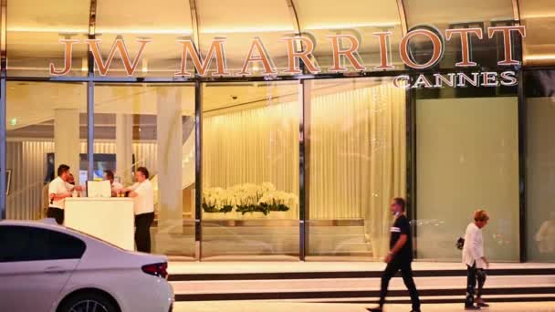 Cannes Frankreich August 2021 Marriott Hoteleingang Mit Walking People — Stockvideo