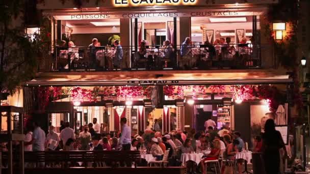 Cannes Frankrijk August 2021 Cafe Vol Met Mensen Nachts Nachtlampjes — Stockvideo