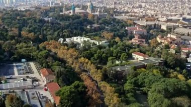 Barcelona şehrinin gündüz hava aracı görüntüsü. Montjuic bölgesi. İspanya
