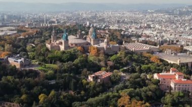 Barcelona şehrinin gündüz hava aracı görüntüsü. Montjuic bölgesi. İspanya