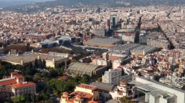 Barcelona şehrinin gündüz hava aracı görüntüsü. Montjuic bölgesi. İspanya