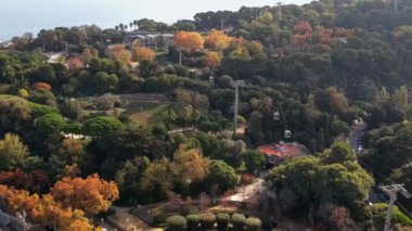 Barcelona şehrinin gündüz hava aracı görüntüsü. Montjuic bölgesi. İspanya