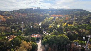 Barcelona şehrinin gündüz hava aracı görüntüsü. Montjuic bölgesi. İspanya