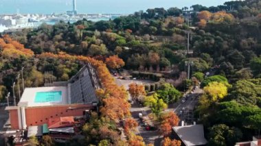 Barcelona şehrinin gündüz hava aracı görüntüsü. Montjuic bölgesi. İspanya