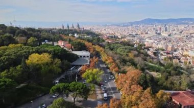 Barcelona şehrinin gündüz hava aracı görüntüsü. Montjuic bölgesi. İspanya