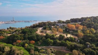 Barcelona 'nın limanlı deniz kıyısının hava aracı görüntüsü. Güneşli bir gün. Montjuic bölgesi. İspanya
