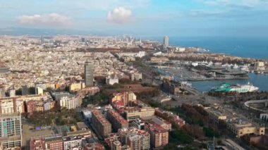 Barcelona 'nın limanlı deniz kıyısının hava aracı görüntüsü. Güneşli bir gün. Montjuic bölgesi. İspanya