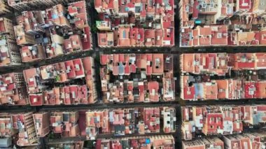 Barcelona, İspanya 'nın hava aracı görüntüsü. Birden fazla apartmanı ve caddesi olan bloklar.