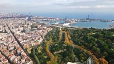 Barcelona, İspanya 'nın hava aracı görüntüsü. Çoklu konut ve ofis binaları, bir sürü yeşillik, Akdeniz limanı.