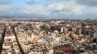 Barcelona, İspanya 'nın hava aracı görüntüsü. Birden fazla apartmanı ve caddesi olan bloklar.
