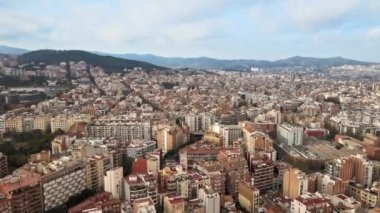 Barcelona, İspanya 'nın hava aracı görüntüsü. Birden fazla apartmanı ve caddesi olan bloklar.
