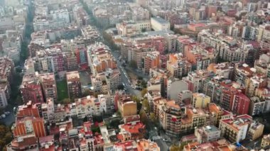 Barcelona, İspanya 'nın hava aracı görüntüsü. Birden fazla apartmanı ve caddesi olan bloklar.