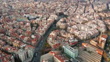 Barcelona, İspanya 'nın hava aracı görüntüsü. Birden fazla konut binası olan bloklar, arabalı yollar