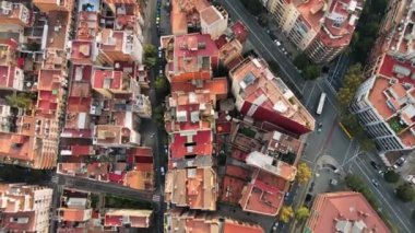 Barcelona, İspanya 'nın hava aracı görüntüsü. Birden fazla konut binası olan bloklar, arabalı yollar