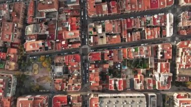 Barcelona, İspanya 'nın hava aracı görüntüsü. Birden fazla konut binası olan bloklar, park