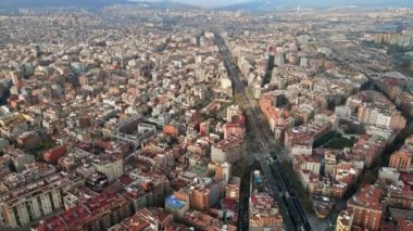 Barcelona, İspanya 'nın hava aracı görüntüsü. Birden fazla konut binası olan bloklar, arabalı yollar