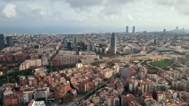 Barcelona, İspanya 'nın hava aracı görüntüsü. Uzaktaki Akdeniz 'de birden fazla yerleşim yeri olan bloklar