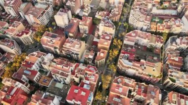 Barcelona, İspanya 'nın hava aracı görüntüsü. Birden fazla konut binası olan bloklar, arabalı yollar