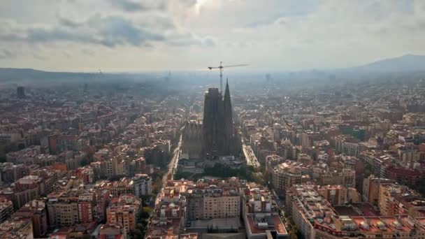 Letecký Pohled Barcelonu Španělsko Bloky Více Obytných Budov Sagrada Familia — Stock video