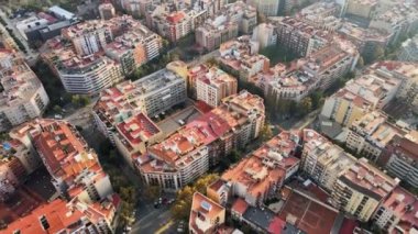 Barcelona, İspanya 'nın hava aracı görüntüsü. Birden fazla konut binası olan bloklar, arabalı yollar, park