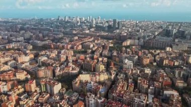 Barcelona, İspanya 'nın hava aracı görüntüsü. Uzaktaki Akdeniz 'de birden fazla yerleşim yeri olan bloklar